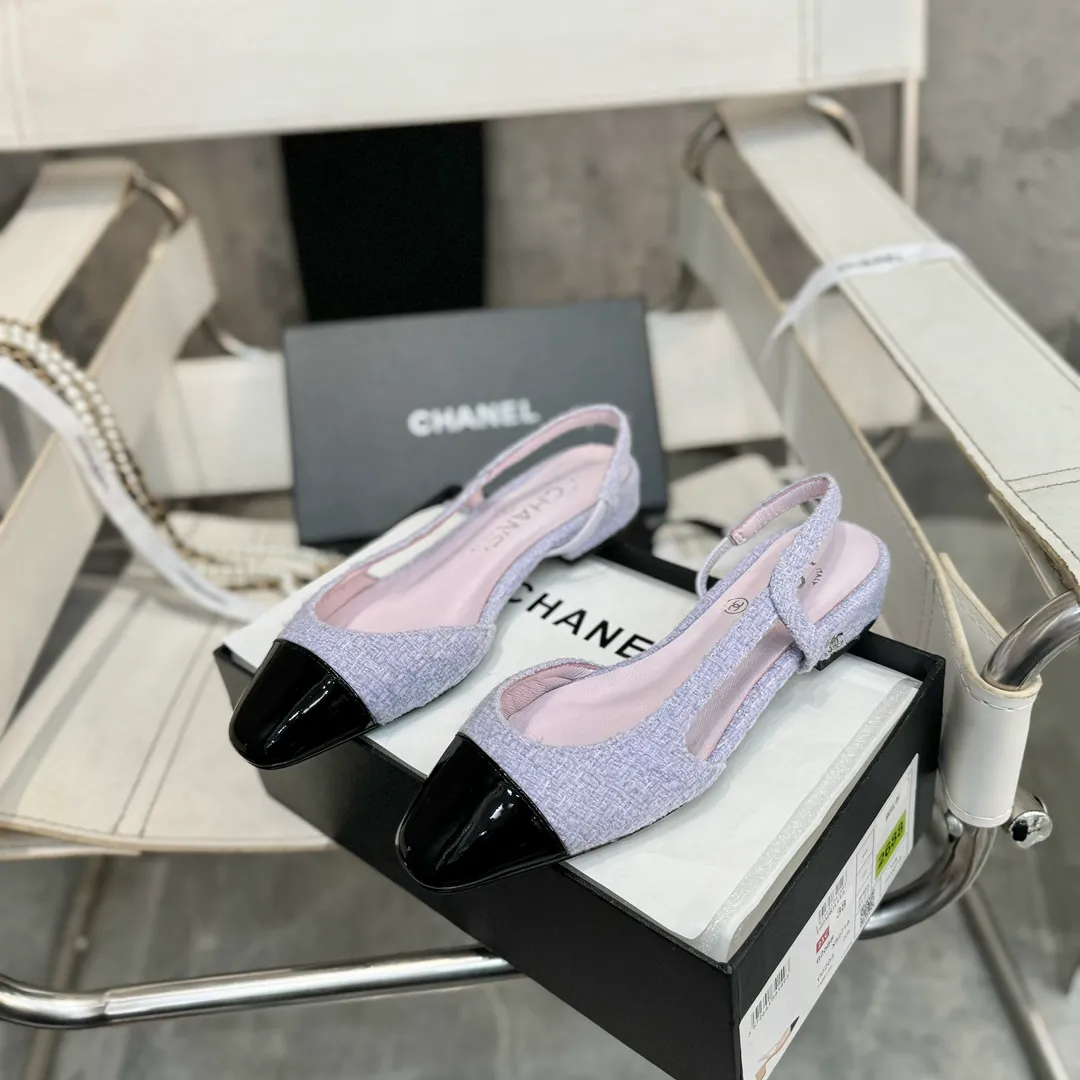 👟👟Ex-factory price 480👟👟 CHANEL Chanel flat bottom series🌹Fashionable classic sandals loved by all stars Fabric [👉] Mixed sheepskin👣🐏 Lining [👉] Silk sheep lining👣🐏 Insole [👉] Silk sheep👣🐏 Sole [👉] Genuine leather outsole imported from Italy 🌻 Packaging [👉] Chanel original box packaging 🌸 Code number [🦶🏻] 34-42 (⚠️34.41.42 is a custom code and cannot be returned or exchanged. Please understand)